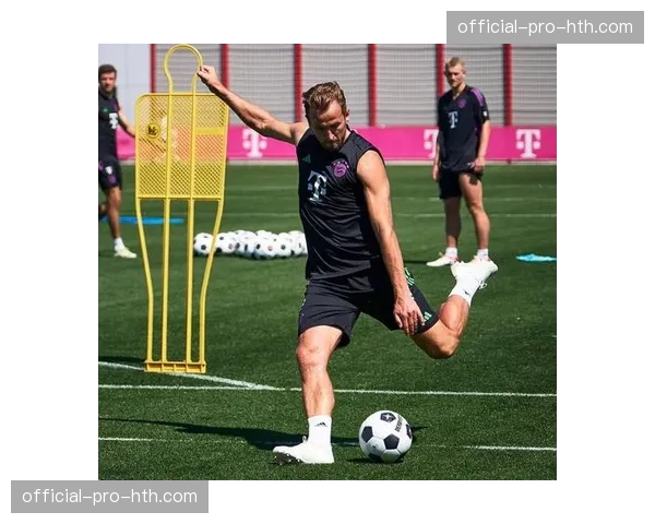 拜仁慕尼黑赛前训练开放日：图赫尔重点演练“三中卫切换四后卫”的防守阵型。