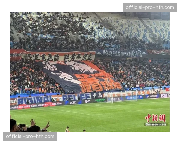 镜头捕捉:看台球迷展示巨幅TIFO,纪念俱乐部成立百年 镜头捕捉:看台球迷展示巨幅TIFO,纪念俱乐部成立百年